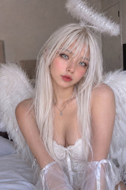 Lentes de Contacto Koi Silver en un look etéreo de cabello blanco y maquillaje pálido