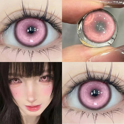 Lentes de Contacto Koi Pink rosa con borde violeta, vistos de cerca en el ojo y puestos en una modelo