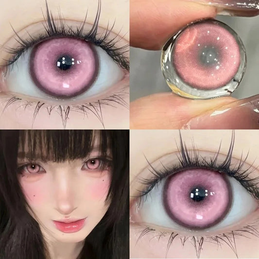 Lentes de Contacto Koi Pink rosa con borde violeta, vistos de cerca en el ojo y puestos en una modelo