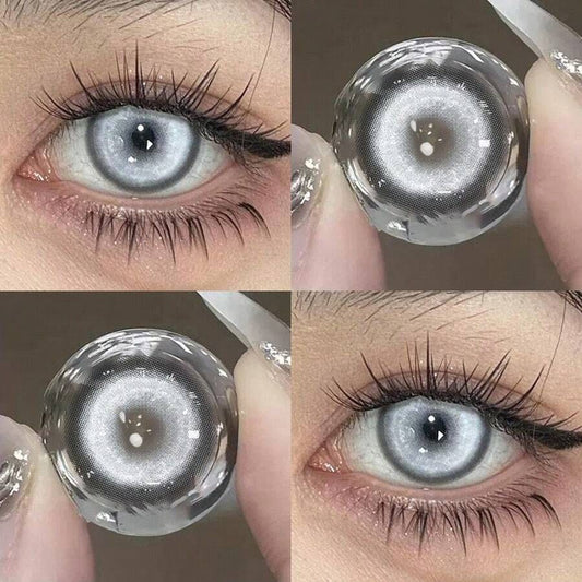 Lentes de Contacto Koi Silver gris plateado con borde oscuro, vistos de cerca en el ojo