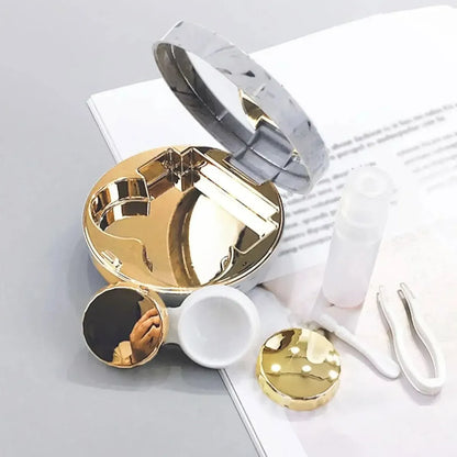 Estuche de mármol color dorado con contenedor de lentes, pinzas, aplicador y recipiente fuera del estuche