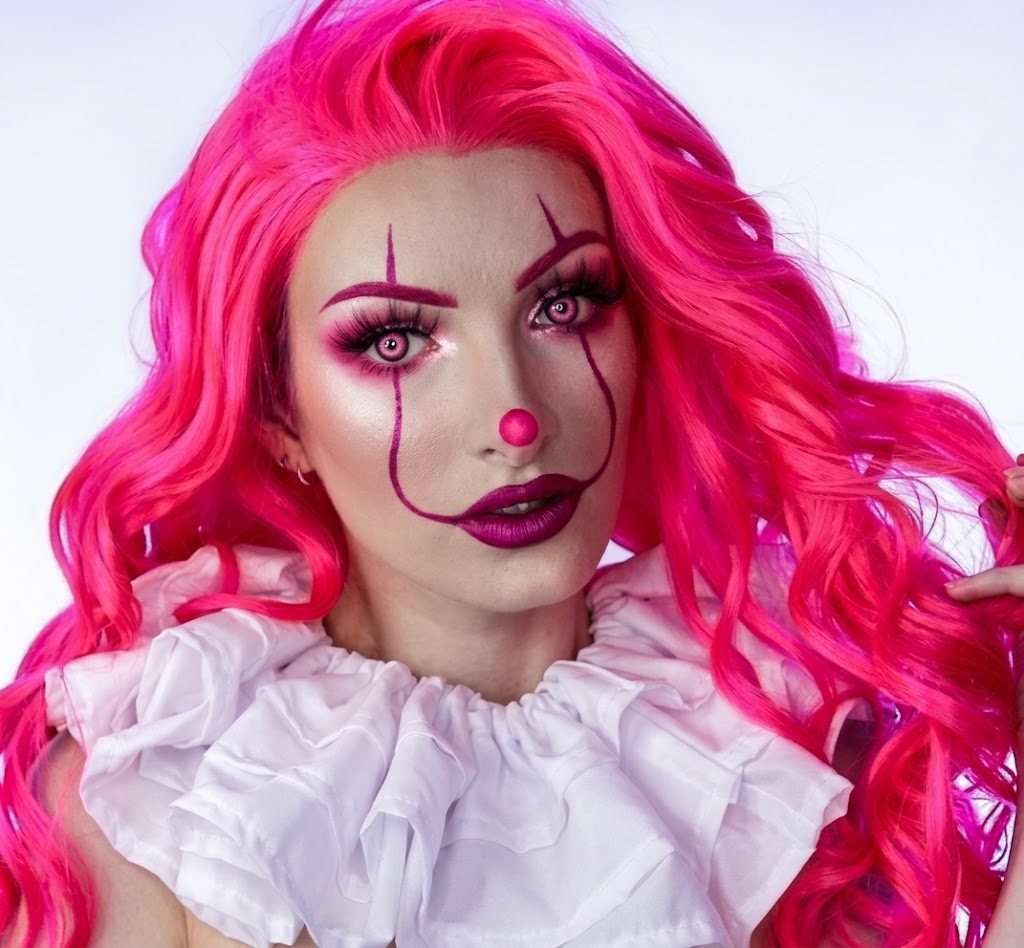 Lentes de Contacto Koi Pink, segunda vista del look de maquillaje artístico tipo payaso