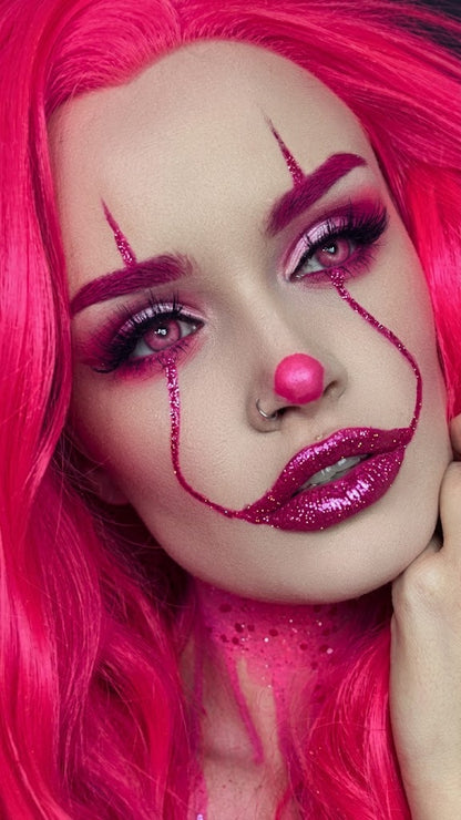 Lentes de Contacto Koi Pink en un look de maquillaje artístico tipo payaso