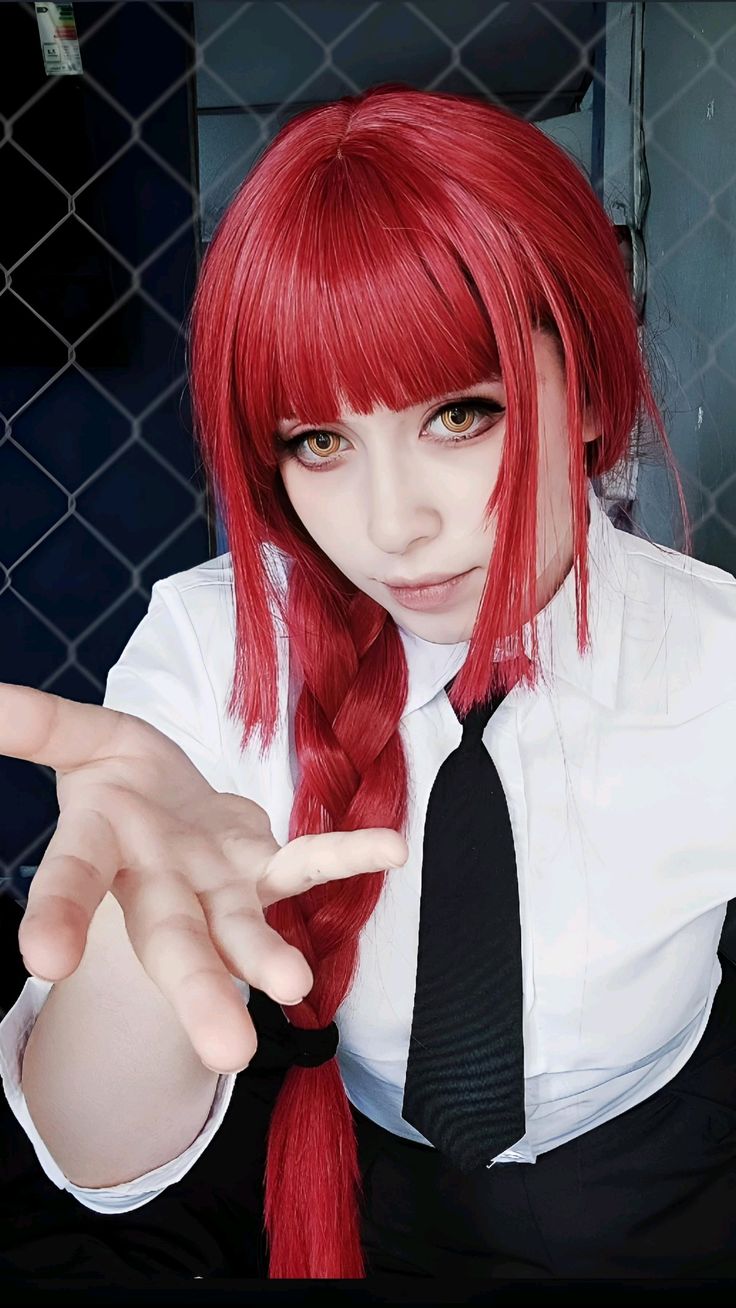 Lentes de Contacto Makima puestos, mirada dorada con efecto anime